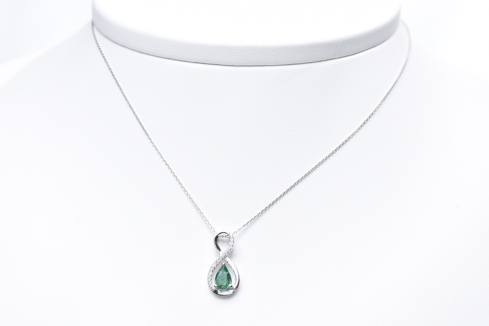 Pendentif or bl émeraude & 5 pts dia