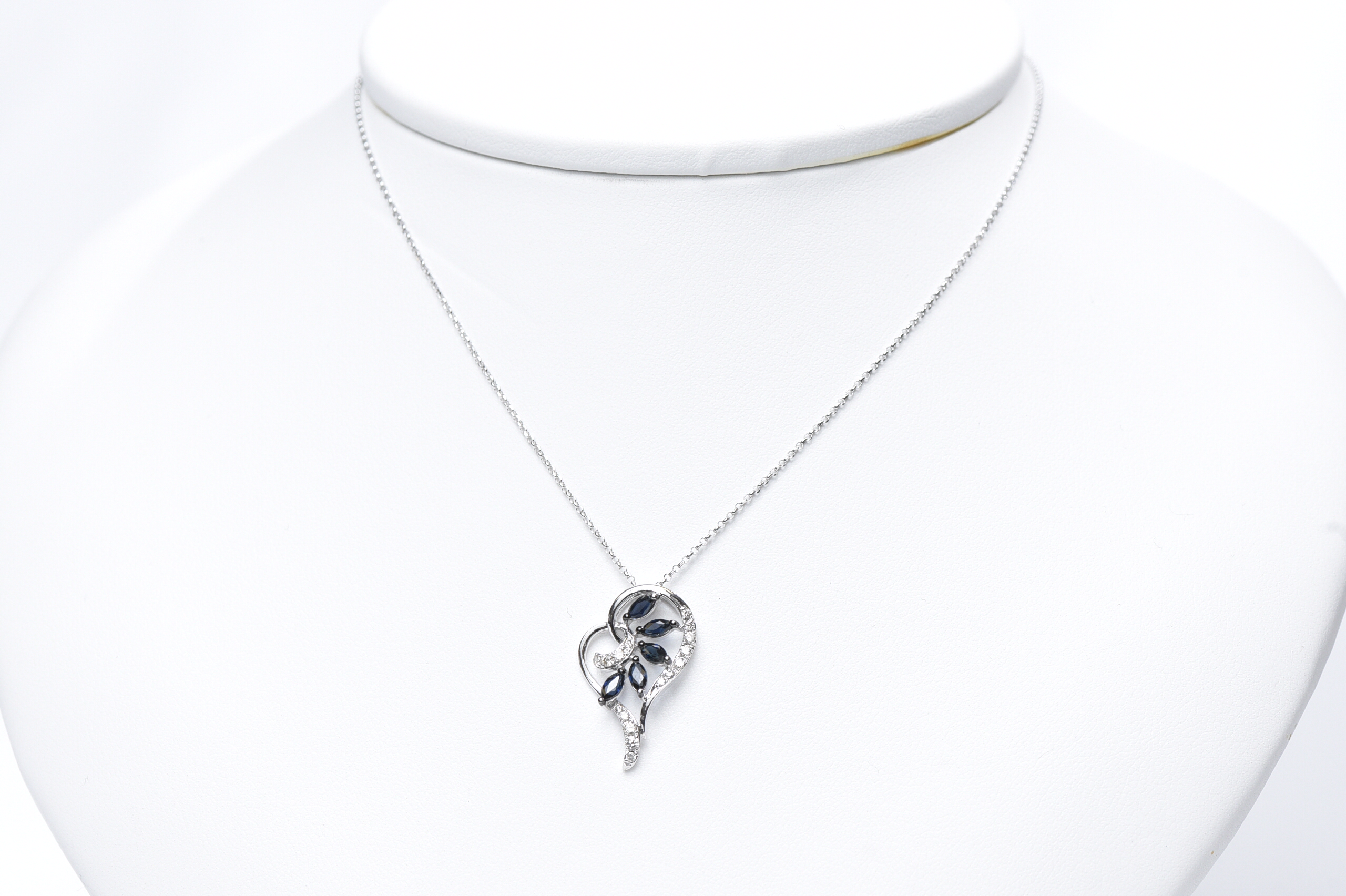 Pend coeur or blanc saphir 14 pts dia