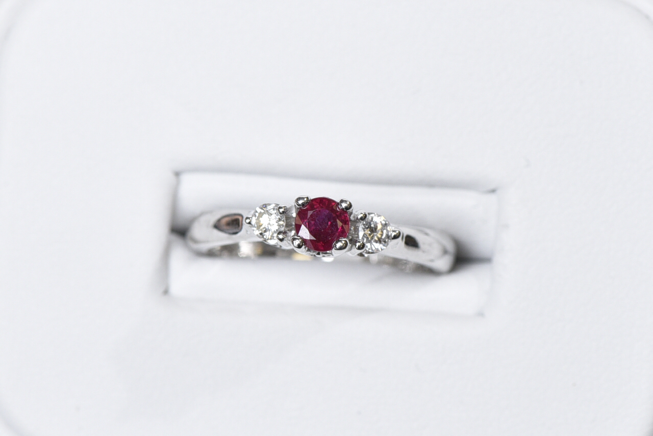 Bague or blanc 16 pts dia tot & rubis Bague or blanc 16 pts dia tot & rubis
