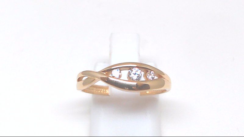 Bague en or rose avec 3 c.z au centre Bague en or rose avec 3 c.z au centre